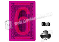 A mágica sustenta os cartões de jogo invisíveis do papel de prata, jogando cartões marcados fraude do póquer